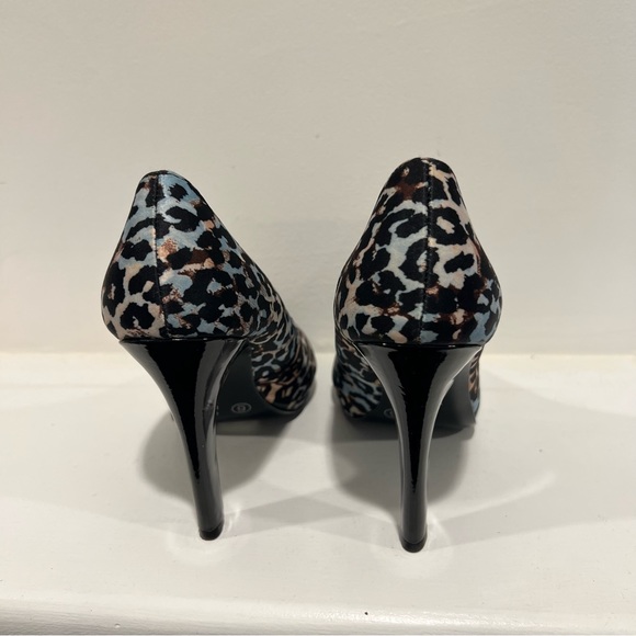 WESTIES Blue Brown Cheetah Print Peep Toe Heels NWT - Picture 3 of 4